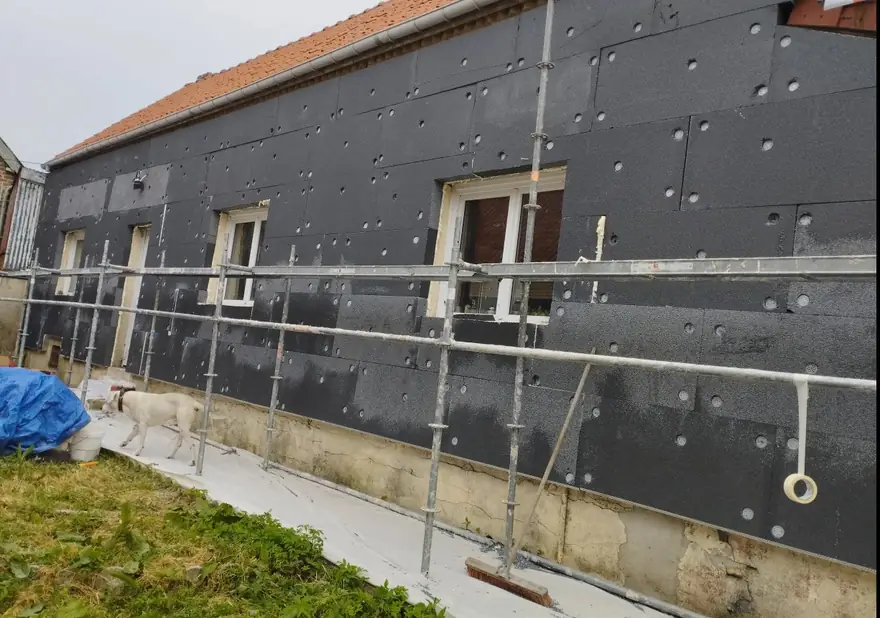 Façade pendant ITE — isolant graphité posé