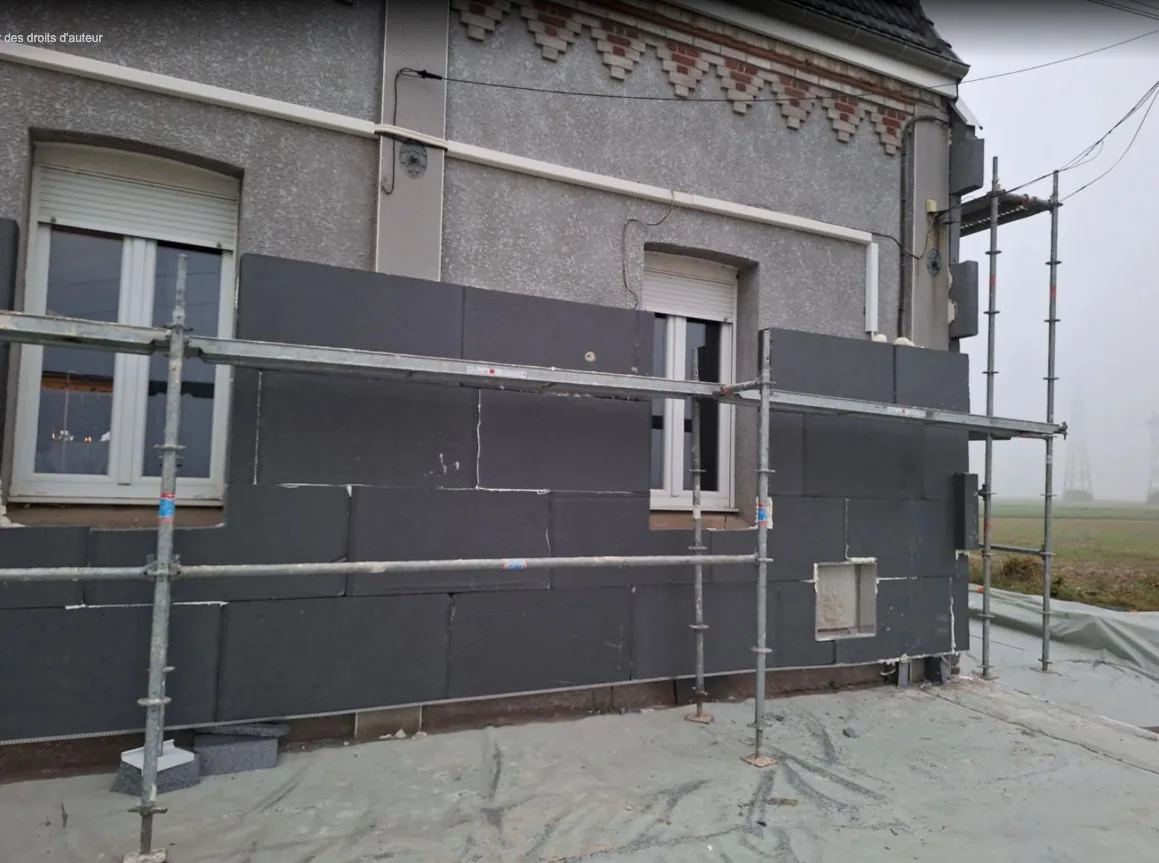 Façade avant rénovation, isolation extérieure en cours de pose