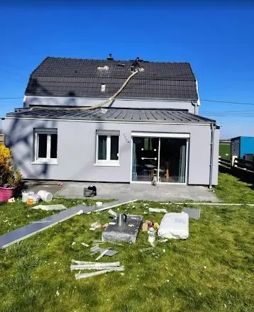Vue arrière du pavillon pendant le chantier ITE